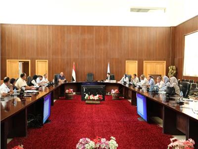 سكرتير عام البحر الأحمر يستعرض موقف اللجنة العليا للتنازلات بمدن المحافظة