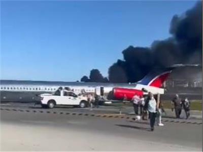 اشتعال النيران في طائرة ركاب فور هبوطها بمطار ميامي| فيديو