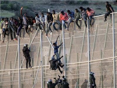 مئات المهاجرين يقتحمون السياج الحدودي في مليلية الإسبانية