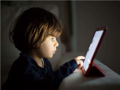 ما مخاطر الشاشات الإلكترونية على الاطفال 