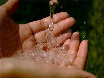 هل يجوز شرب ماء زمزم بقصد حصول البركة والشفاء؟ «الإفتاء» تُجيب 