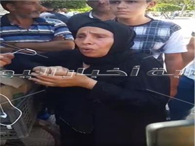 أمام المحكمة.. سيدة مسنة تطالب باعدام قاتل نيرة أشرف | فيديو 