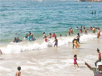 رحلات «اليوم الواحد» تنعش شواطئ الإسكندرية