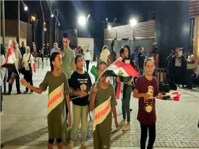 الأغاني الوطنية تشعل حماس المواطنين في الاحتفال بذكرى 30 يونيو | فيديو