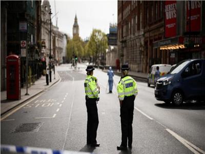«ركلها بقدمه».. شرطي يعتدي على مراهقة في شوارع المملكة المتحدة 