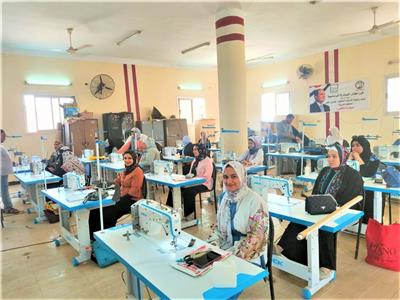 محافظ الغربية: تدريب 76 سيدة على حرفة الخياطة في قرى «حياة كريمة»