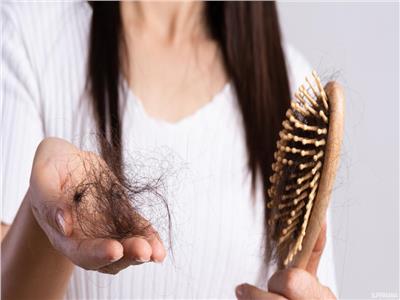 دراسة علمية توضح الارتباط بين نقص فيتامين د بالجسم وتساقط الشعر