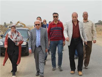 محافظ بورسعيد يتفقد أعمال تطوير ورفع كفاءة شارع مشروعات الإسكان ببورفؤاد