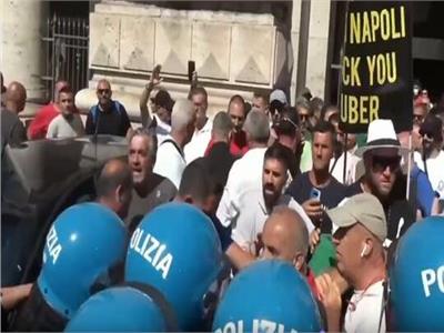 سائقو سيارات الأجرة الإيطاليين يقتحمون باحة البرلمان في روما