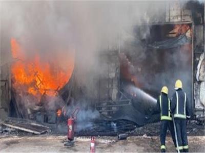 اندلاع حريق ضخم بالمنطقة الصناعية في لافال غربي فرنسا 