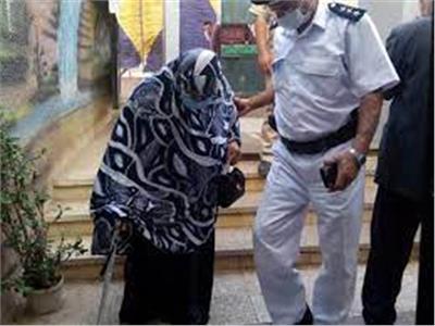 فى إستجابة فورية.. «أمن القاهرة» يقدم المساعدة لسيدة مسنة