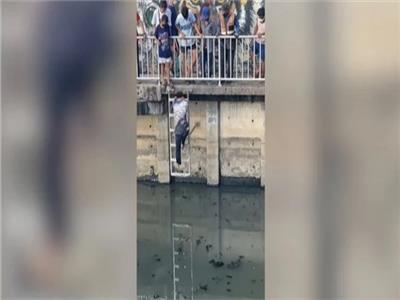 يمارس التأمل.. رجل يطفو على مياه متسخة في قناة بتايلاند