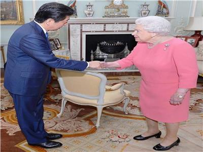 فى رسالة لإمبراطور اليابان .. ملكة بريطانيا تعرب عن حزنها لأغتيال شينزو آبى 