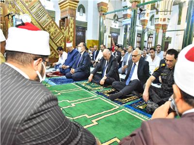 محافظ أسيوط يؤدي صلاة عيد الأضحى بمسجد «ناصر» ويهنئ المواطنين