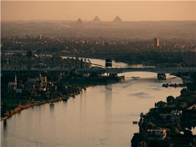 مصور يلتقط صوراً مذهلة للقاهرة وغروب الشمس على الأهرامات| شاهد