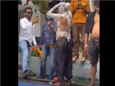 مواطن يستحم في مسبح رئيس سريلانكا بعد هروبه| فيديو