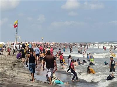 توافد الآلاف على شواطئ مصيف بلطيم في ثالث أيام عيد الأضحى| صور