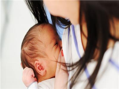 «الصحة» تحدد قواعد إرضاع الطفل من الأم المصابة بكورونا 