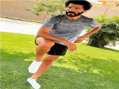 بالفيديو|خالد النبوى يمارس الرياضة ويعلق: "حلاوة الاقتراب من الأرض" 