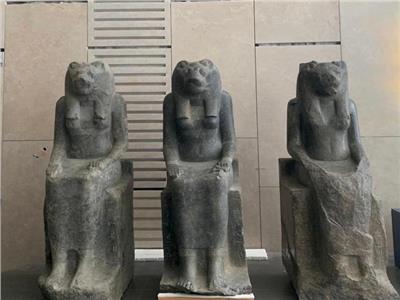 وزير الآثار يتفقد قاعات العرض ومتحف مراكب خوفو بالمتحف المصري الكبير