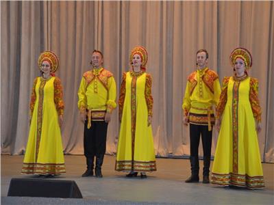 «فرقة خوخلوما» تشعل مسرح البيت الروسي