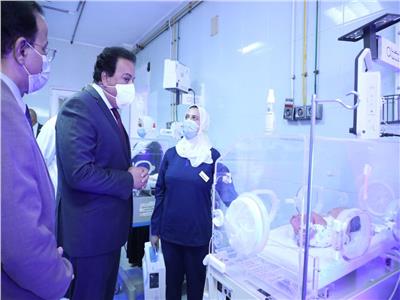«عبد الغفار» يتفقد مستشفى السادات.. ويوجه برعاية طفلة مصابة بالشلل الدماغي