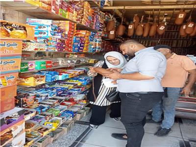أحياء الإسكندرية تشن حملات للرقابة على الأسواق وإزالة الإشغالات 