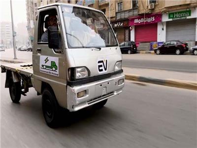 مبادرة جديدة للطاقة النظيفة ‏.. شباب هندسة المطرية يحولون سيارات النقل القديمة للعمل بالكهرباء