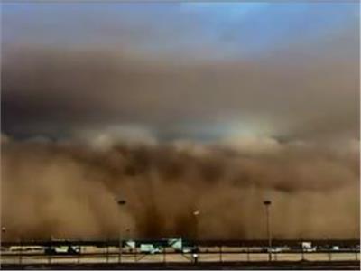 عاصفة رملية تضرب حقل خزان في سلطنة عُمان | فيديو