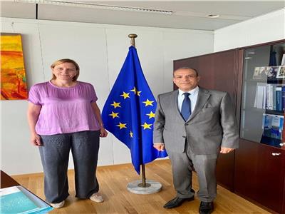 السفير بدر عبد العاطي يبحث مع رئيسة المفوضية الأوروبية قضايا الطاقة والغذاء