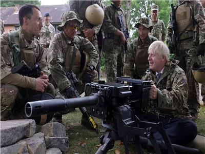 بوريس جونسون يشارك القوات الأوكرانية التدريبات لمواجهة الغزو الروسي | فيديو