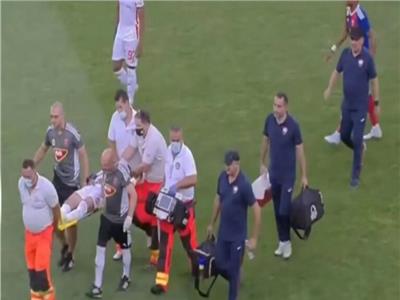 لاعب ينقذ زميله من الموت خلال مباراة كرة قدم | فيديو