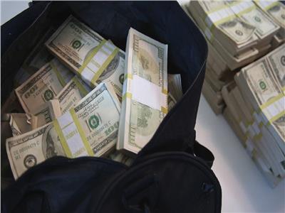 مصري يعيد حقيبة تحتوي على مليوني دولار يتصدر مواقع التواصل الاجتماعي  