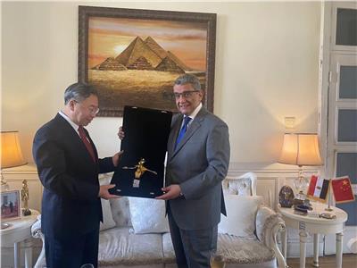 السفير المصري في بكين يستقبل رئيس شركة سينوفارم لبحث التعاون المستقبلي