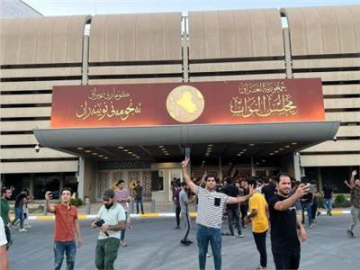 المتظاهرون يقتحمون مبنى مجلس النواب العراقي