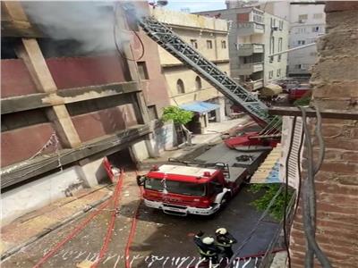 السيطرة على حريق داخل مخازن شركة بمنطقة الحضرة في الإسكندرية| بالصور