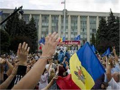 المتظاهرون في مولدوفا يقدمون سلة من «فضلات الحيوانات» إلى رئيسة البلاد