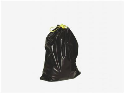 ماركة فرنسية تصدر حقيبة سوداء على شكل كيس قمامة بـ1700 دولار