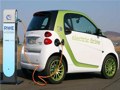 وزير قطاع الأعمال: إنتاج أول سيارة كهربائية في الربع الثالث من 2023