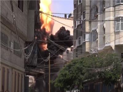 شاهد.. لحظة تدمير منزل فلسطيني خلال القصف الإسرائيلي على غزة