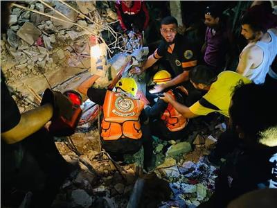 شاهد| الدفاع المدني الفلسطيني في غزة يحاول انتشال الأطفال الناجين أسفل أنقاض رفح