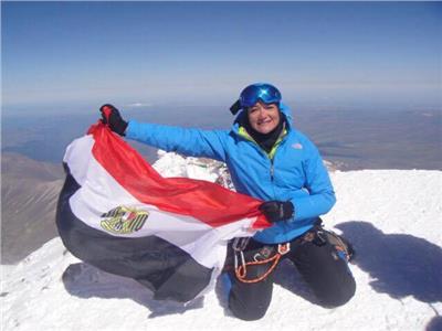 أول مصرية تتسلق «إيفرست» تحكي المعاناة: شهران لأصل إلى القمة .. فيديو