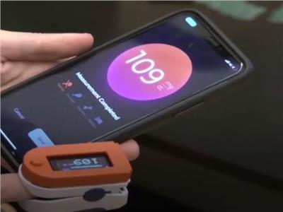 طلاب مصريون يبتكرون جهازاً لقياس مستوى السكر بالدم |فيديو 