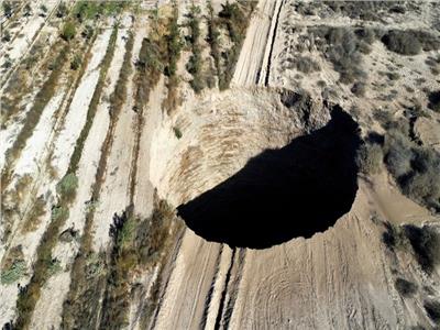 الحفرة العملاقة في تشيلي تتسع والسلطات تتدخل