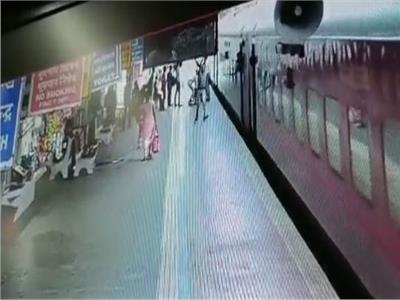 رد الفعل السريع.. ضابط ينقذ امرأة وطفلها من أسفل عجلات قطار| فيديو