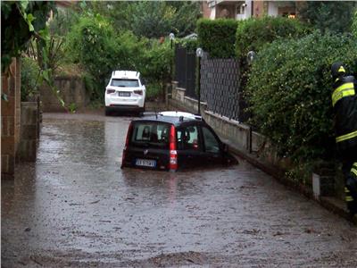 العواصف والفيضانات تغرق المنازل والسيارات في إيطاليا | فيديو