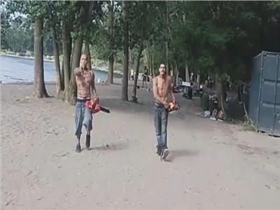 رجلان يحملان «المناشير» ويرعبون مرتادي الشواطئ في تورنتو