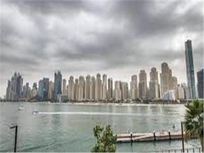 منخفض جوي سطحه يضرب الإمارات وتقلبات جوية عنيفة «سحب ورعد وأمطار غزيرة»