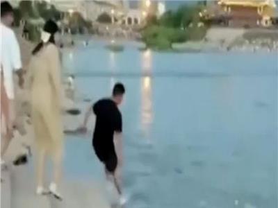 شاب صيني ينقذ طفلة من الموت.. التقطها بعدما سقطت في نهر جارف| فيديو  