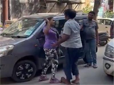 صدم باب سيارتها بـ«توك توك».. سيدة هندية تلقن رجل درساً لن ينساه| فيديو   